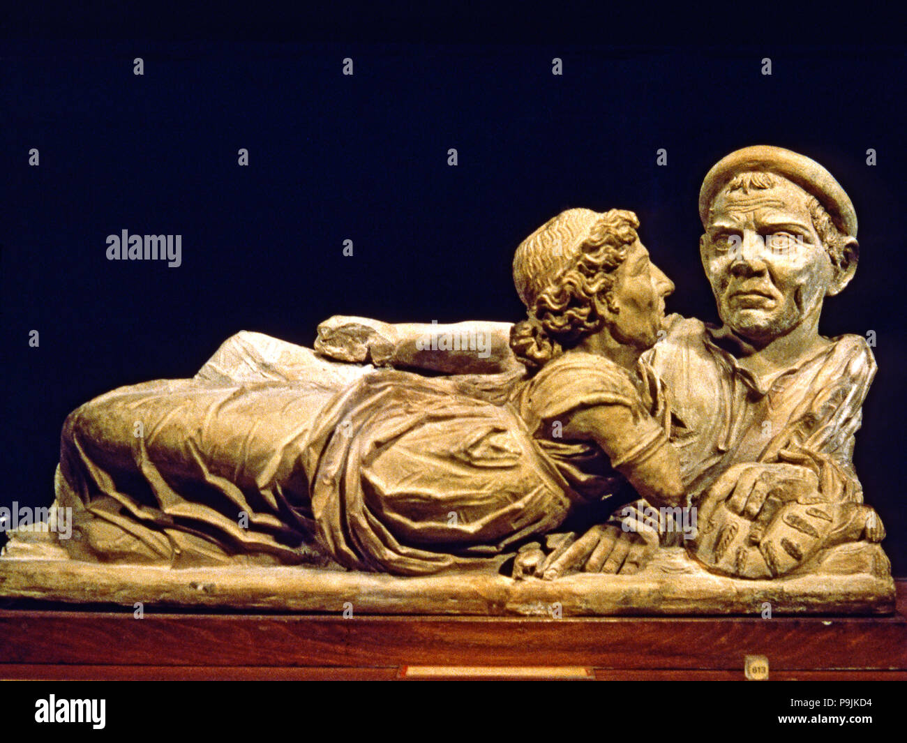Etruskischen Sarkophag in Terrakotta mit dem Bild des Verstorbenen. Stockfoto