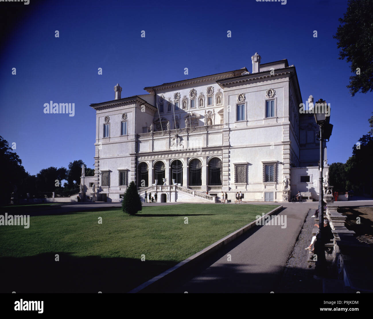 Außenansicht von der Galleria Borghese und Gärten, gestaltet von Domenico Savino. Stockfoto