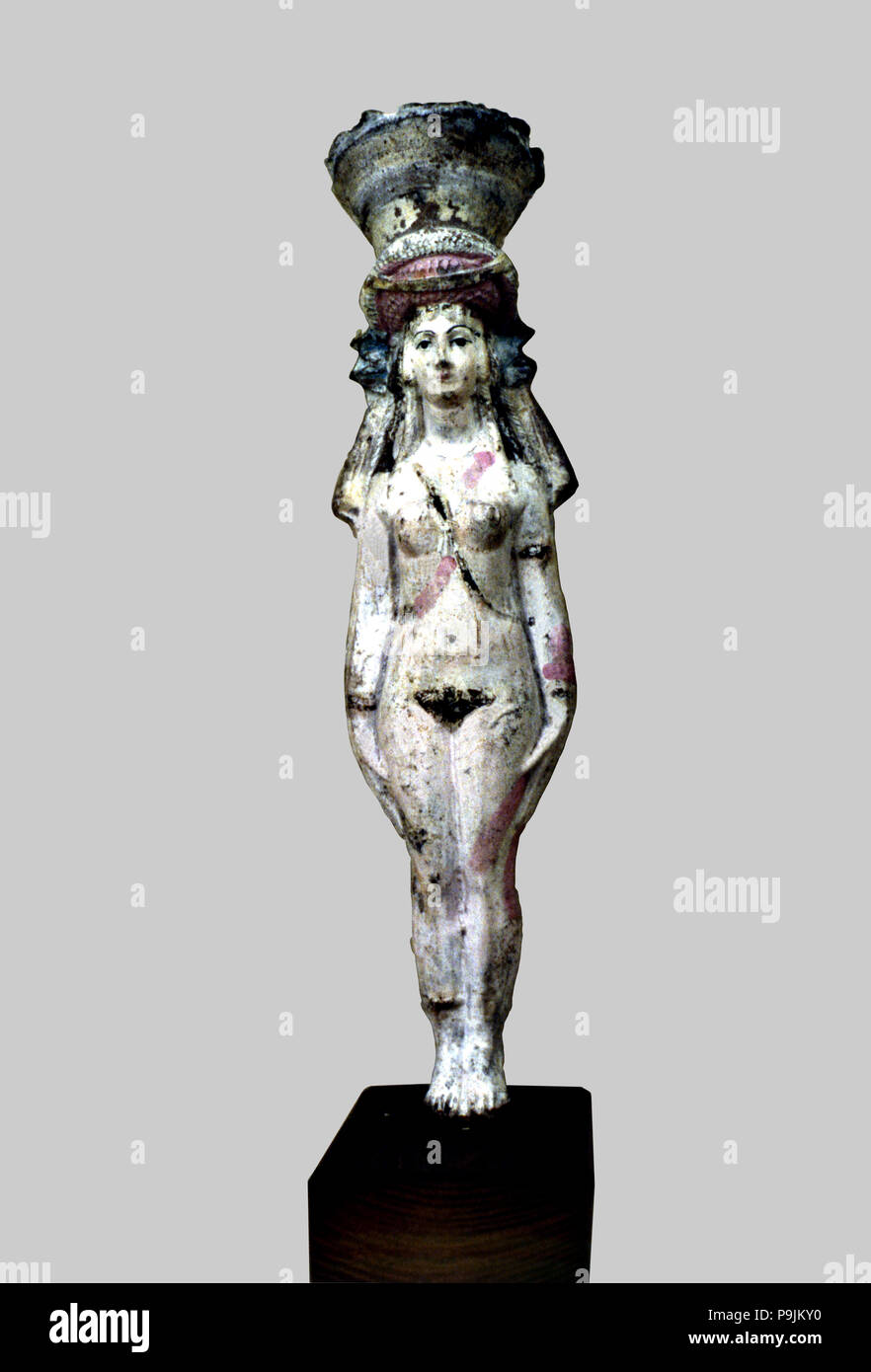 Statuette als Hathor - Aphrodite, aus lackiertem Terrakotta. Stockfoto