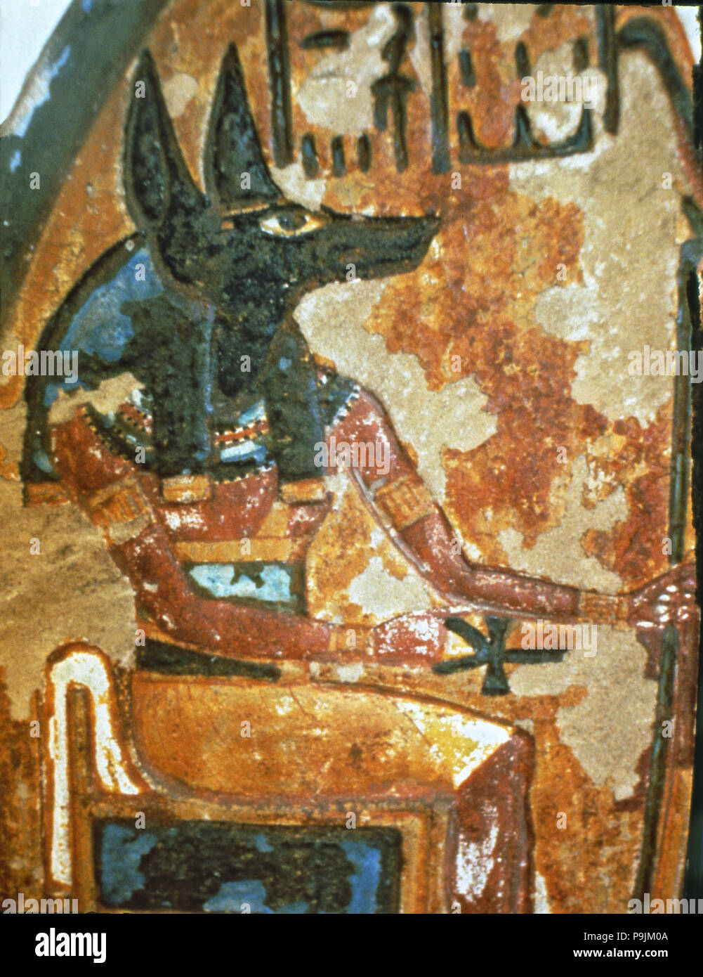 Fragment einer Stele vertraut in einer Kapelle der Anbetung, die Gott Anubis. Stockfoto