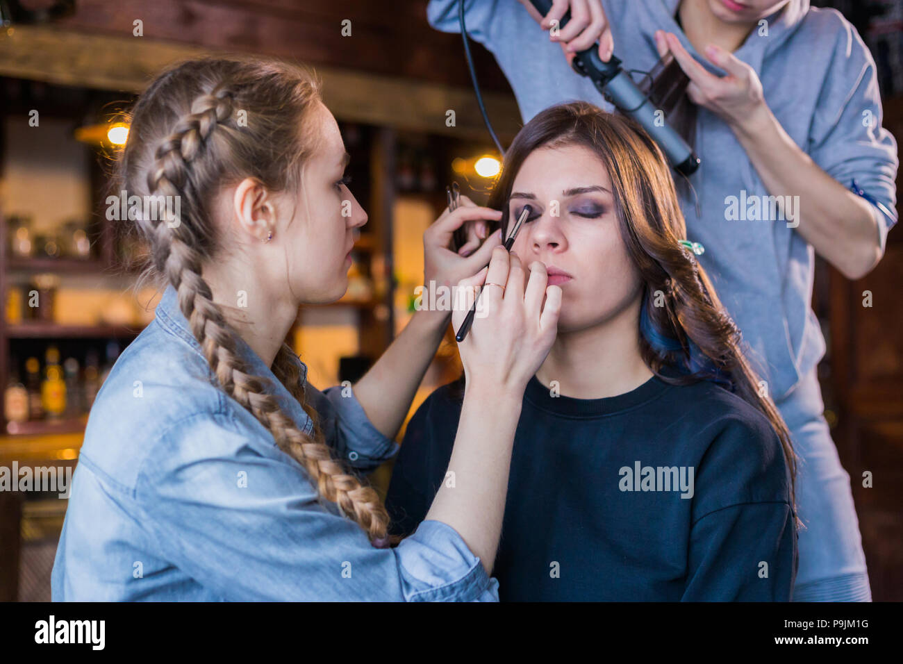 Die professionellen Make-up Artist und Friseur arbeiten mit Frau Client. Beauty, Haarpflege und bis zu machen Stockfoto