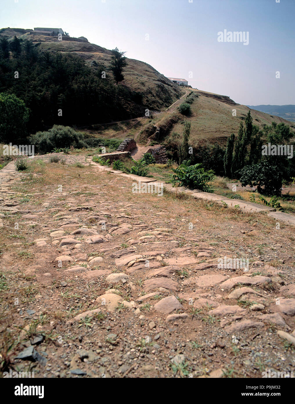 Reste der römischen Straße, die von den Pilgern am Ausgang des Dorfes verwendet. Stockfoto