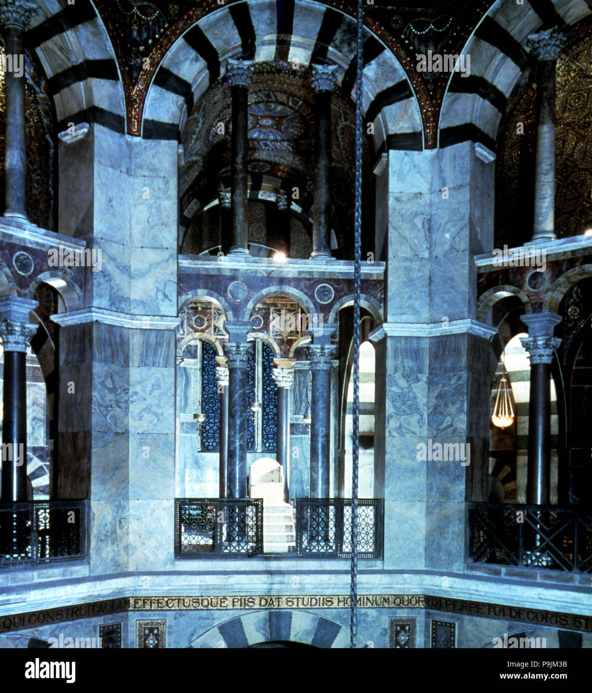 Pfalzkapelle Karls des Großen, im Innern der Achteck mit der zweiten Etage. Stockfoto