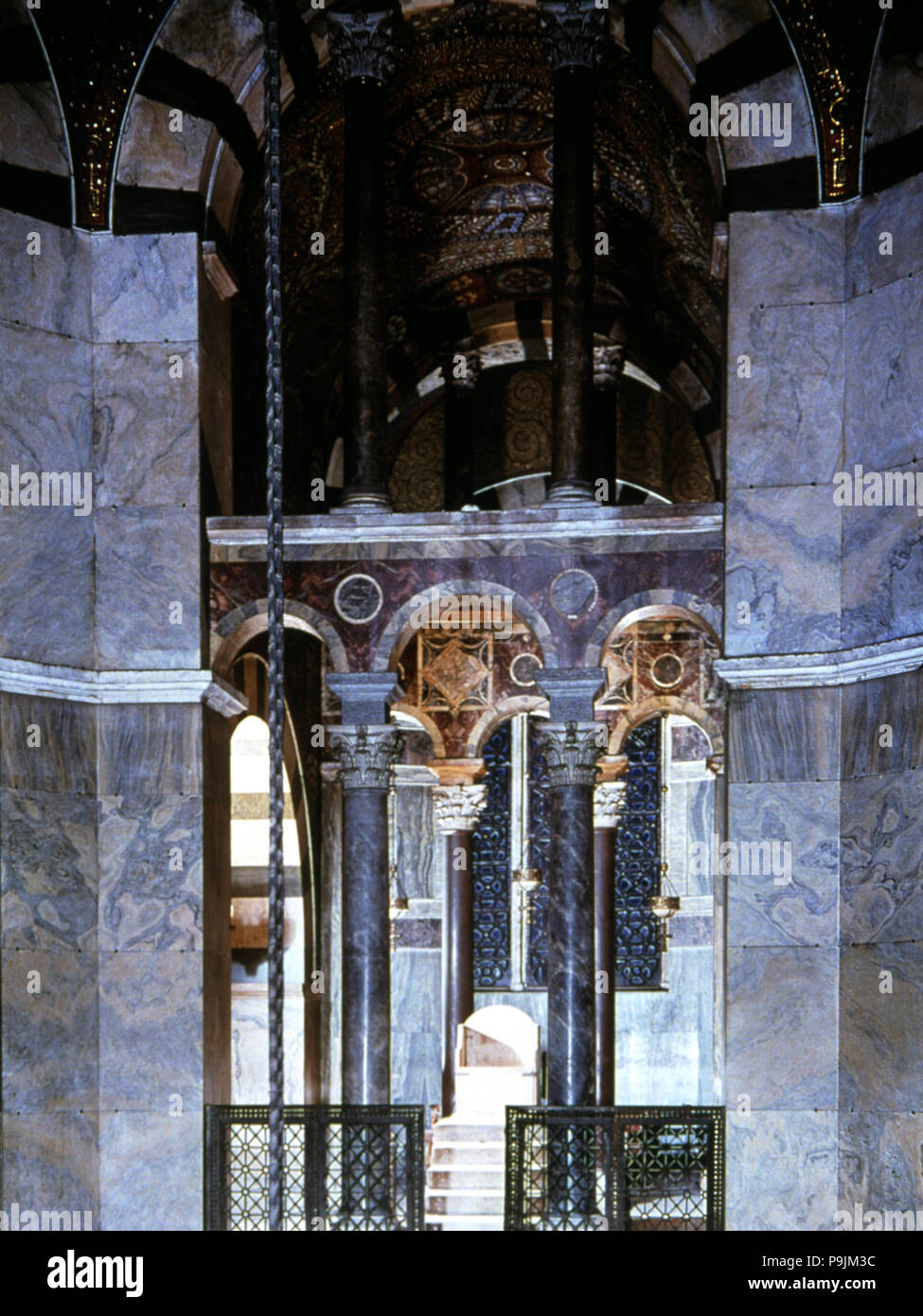 Blick auf die königliche Galerie der Pfalzkapelle Karls des Großen in Aachen. Stockfoto