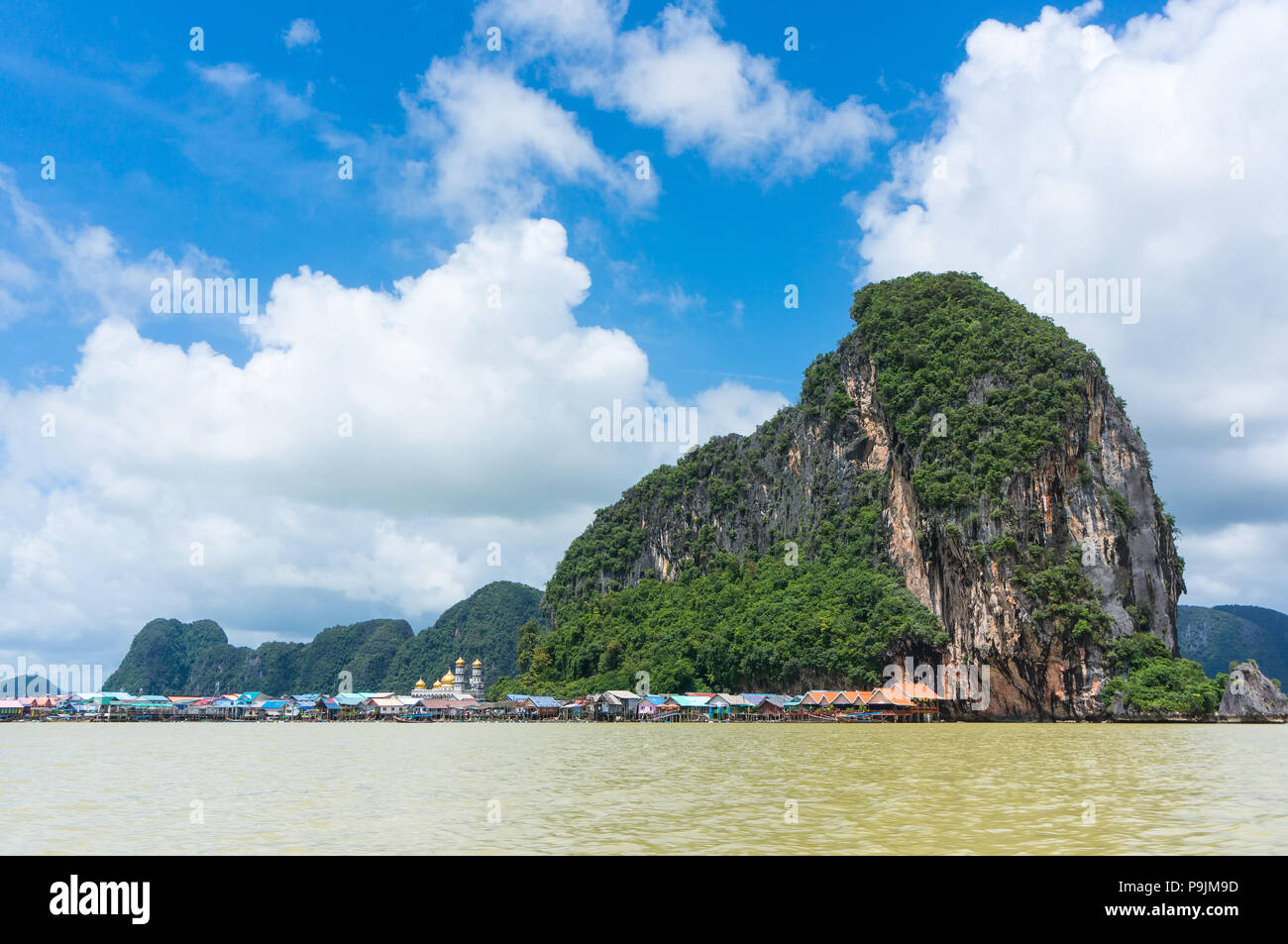 Panyee Insel in der Phang Nga Bay, ist eine schwimmende Fischerdorf, die Menschen hier mehr als 200 Jahre bleiben. Stockfoto