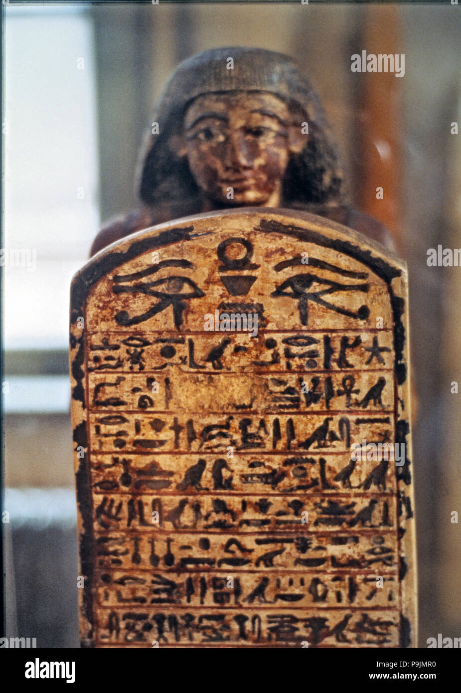 Vorderansicht des Hymnus, der dem Gott Ra in der Stele von Amenope, Handwerker aus Deir el Medina. Stockfoto