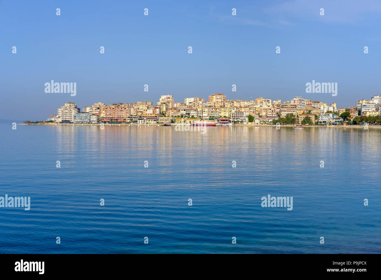 Blick auf die Stadt mit dem Fährhafen, Saranda, Saranda, qark Vlora, Ionisches Meer, Albanien Stockfoto