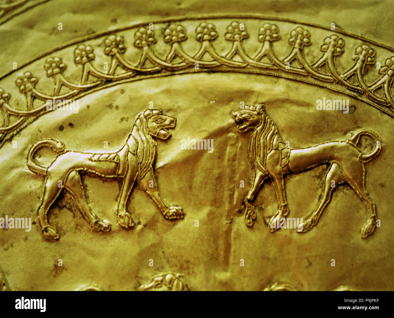 Etruskische Gold Fibula dekoriert mit fünf Löwen, von den Regolini Galassi Grab, Detail der upp... Stockfoto