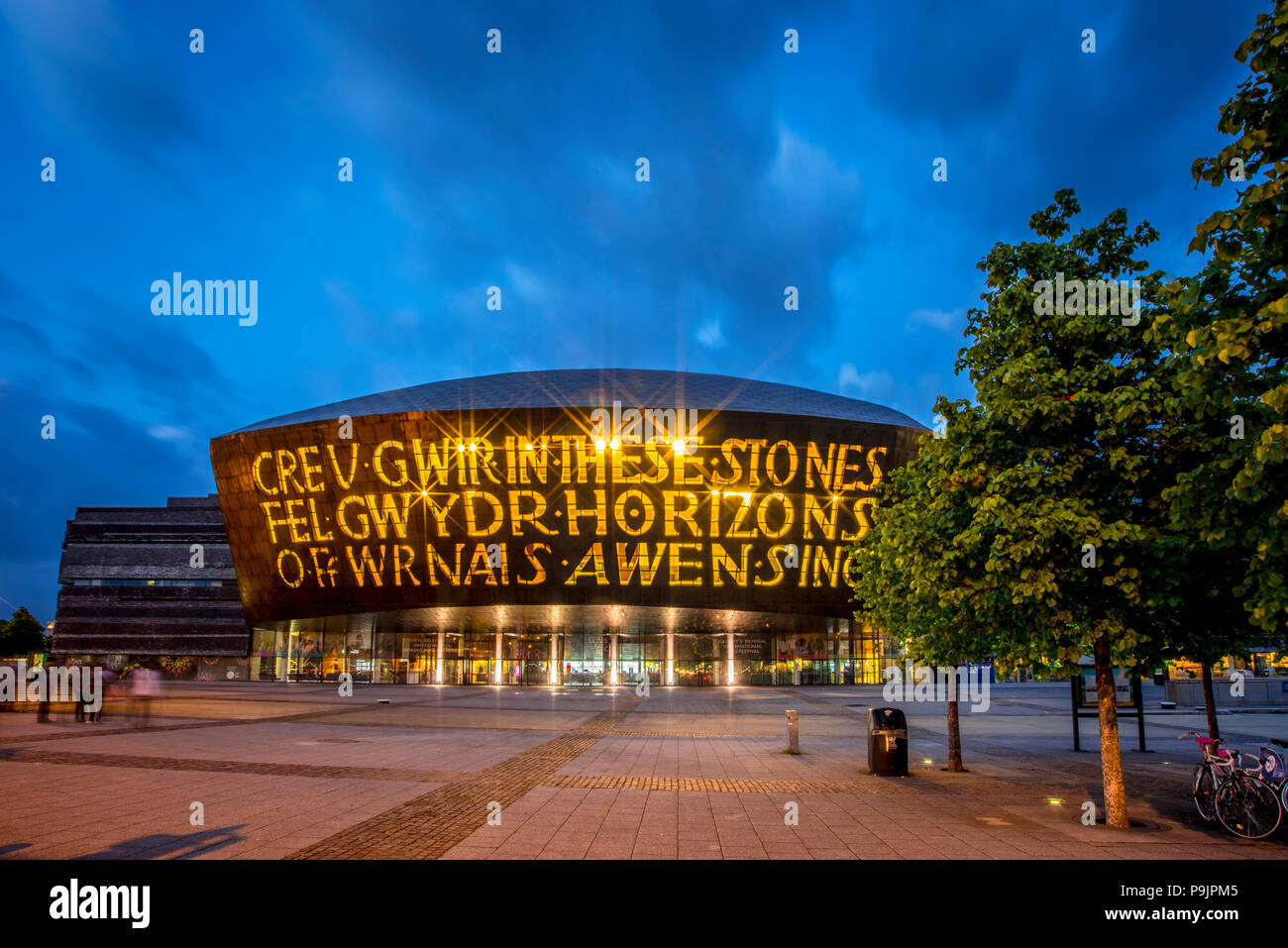 Welsh Millenium Center, Architekt Percy Thomas, Event Center, Blaue Stunde, Cardiff, South Glamorgan, Wales, Vereinigtes Königreich Stockfoto