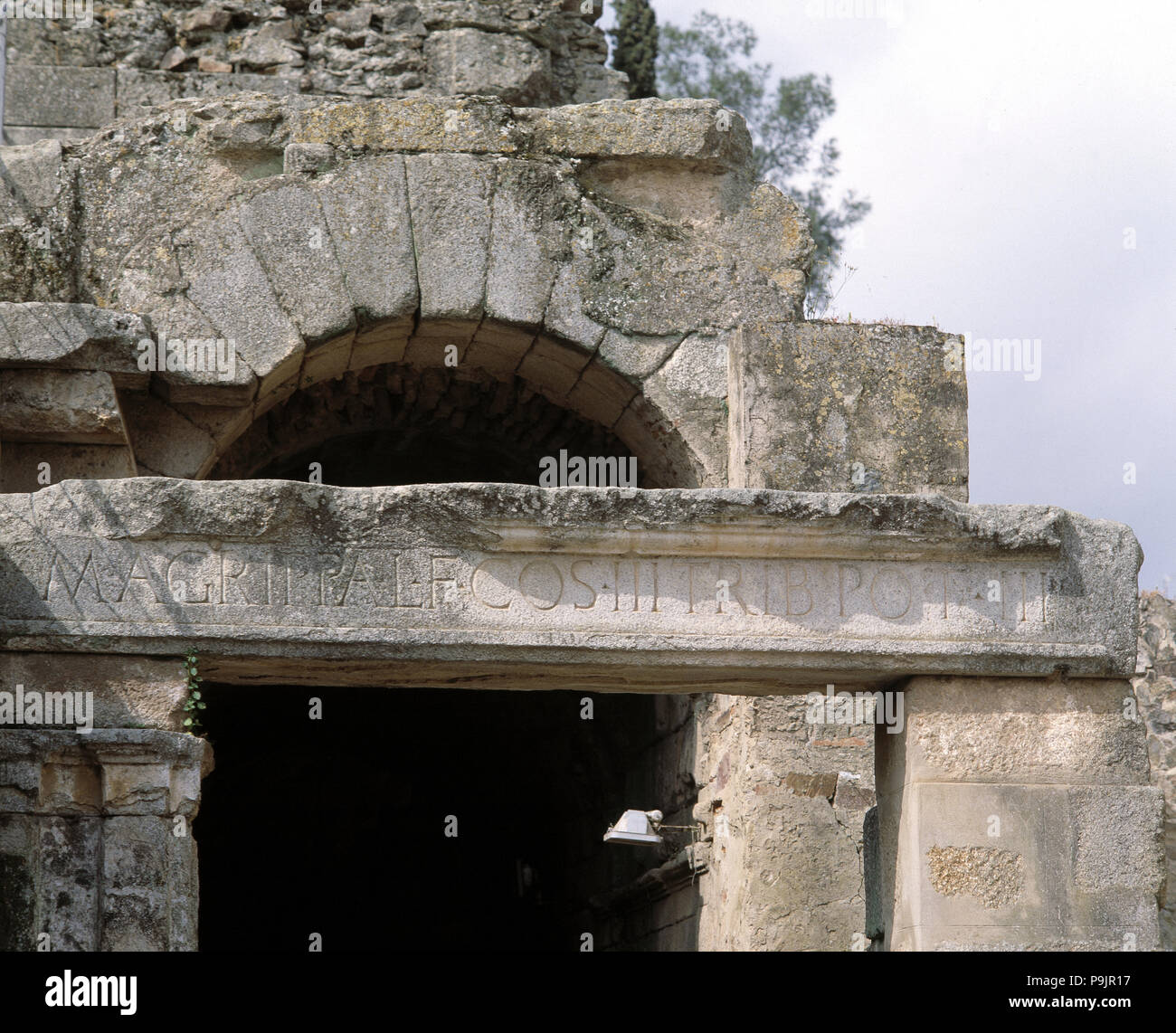 Das römische Theater von Mérida, Gründung Datum auf dem Eingang arch Einer der 'Parodos' in Zeiten von M ... Stockfoto