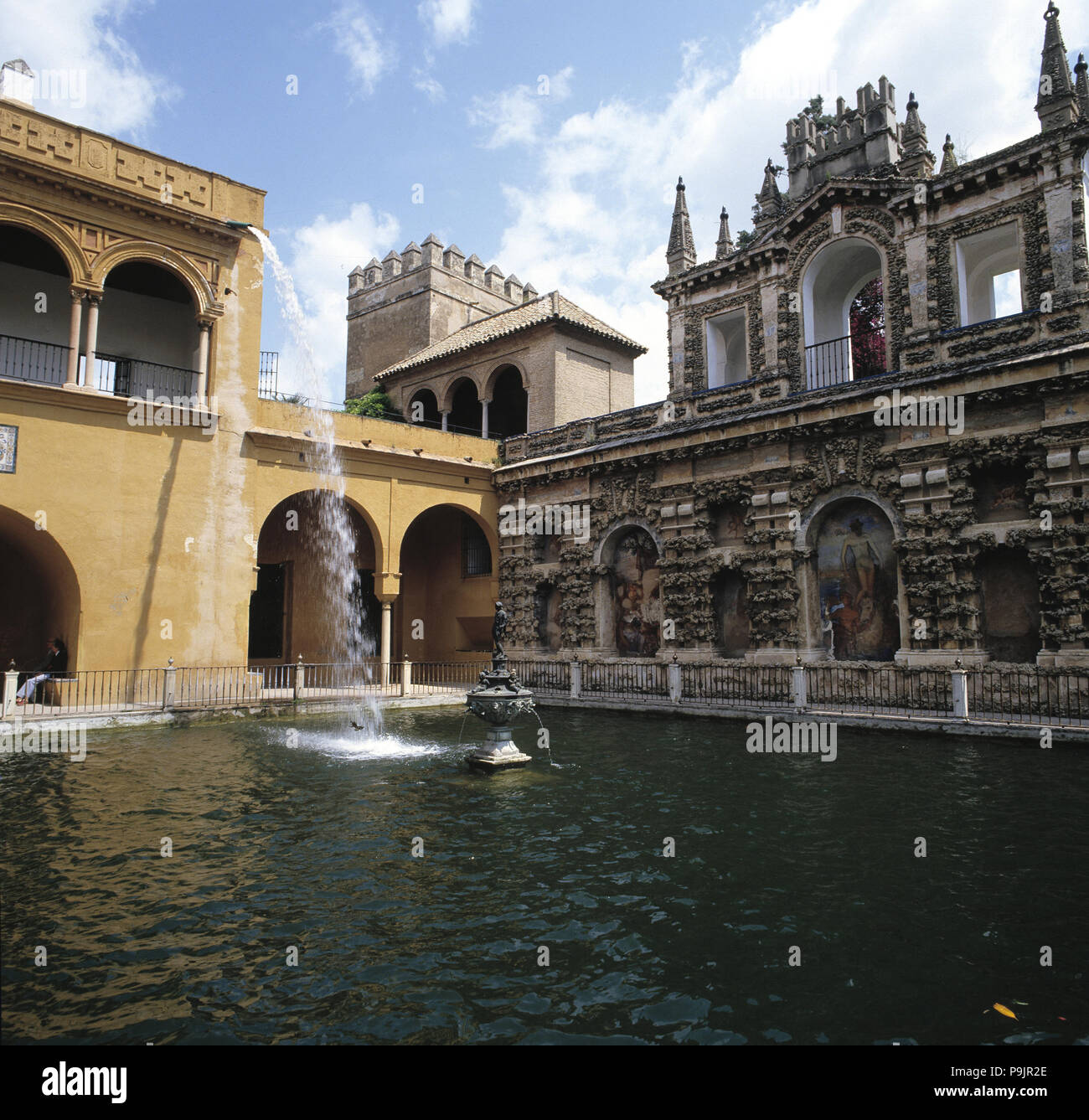 Alcázar von Sevilla, Palast von König Don Pedro, Teich im Garten. Stockfoto