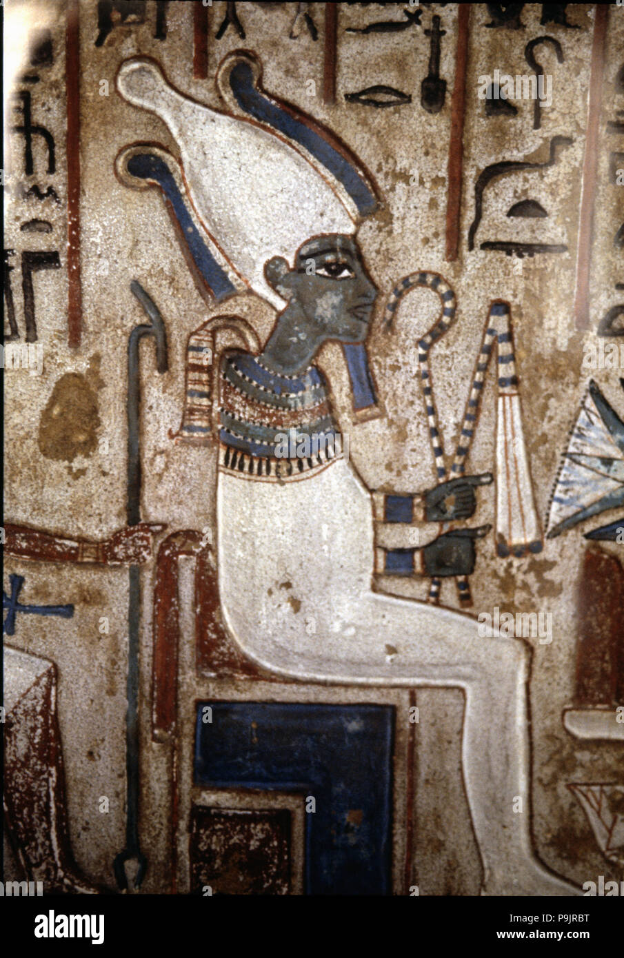 Grabkunst Stele mit der Darstellung der Gott Osiris, in Polychromed Kalkstein. Von Theben. Stockfoto
