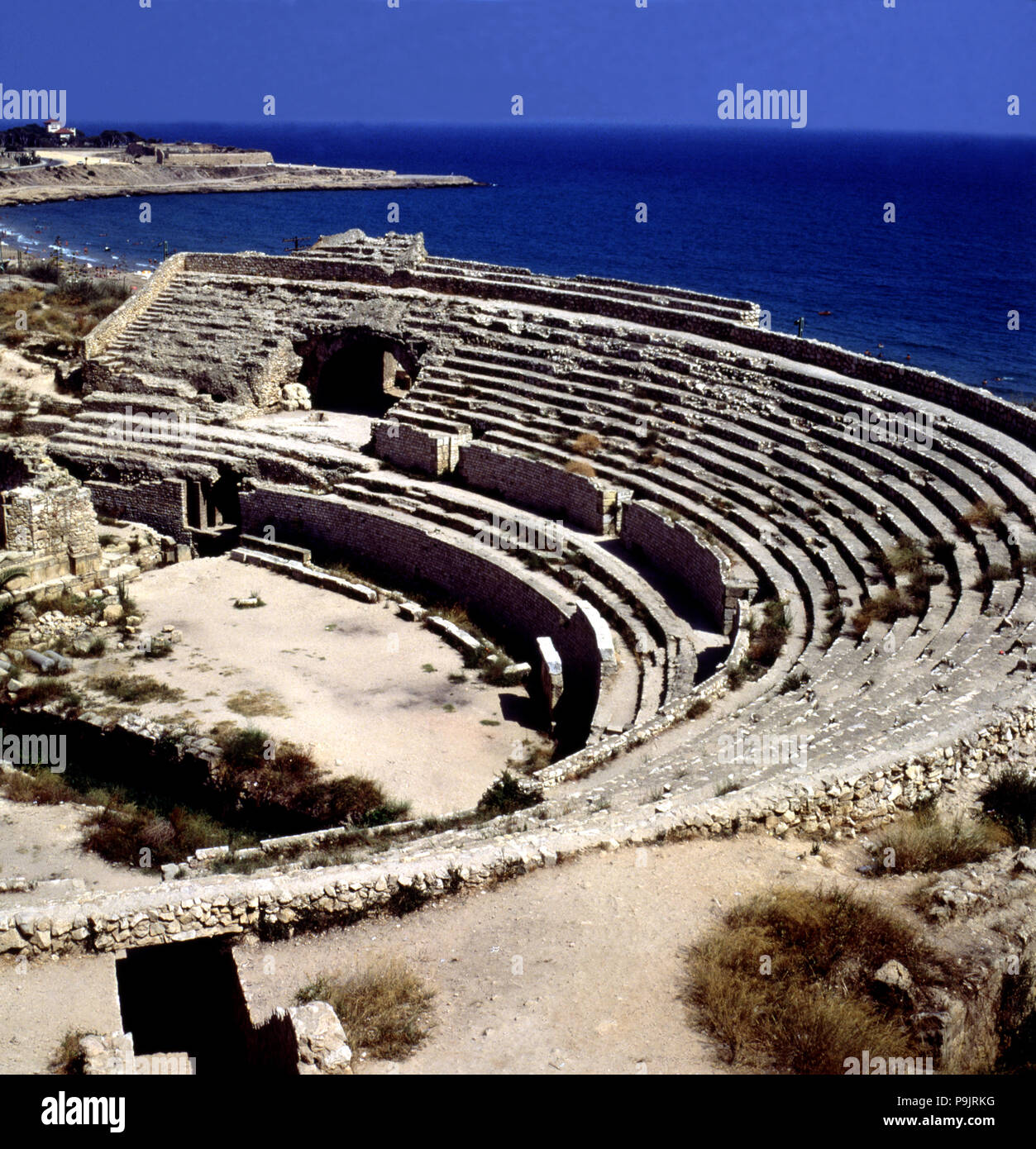 Blick auf das Amphitheater von Tarragona, das Meer im Hintergrund. Stockfoto