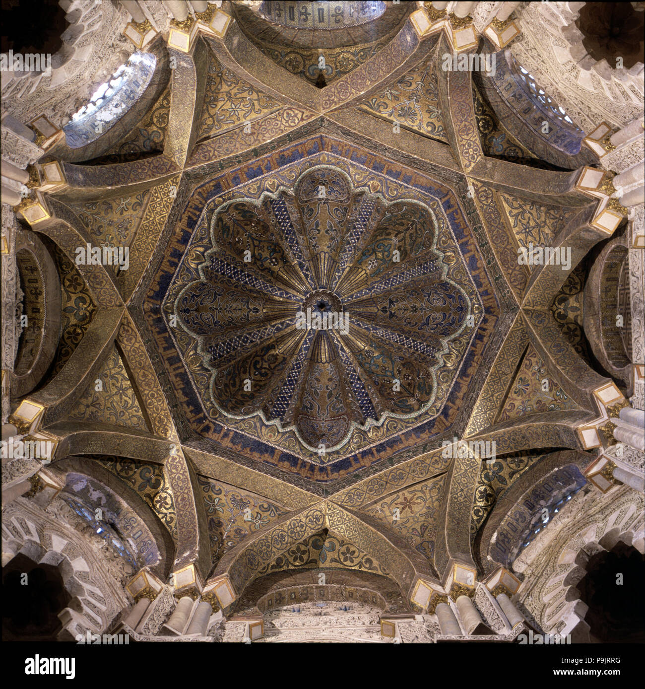 Kuppel des Mihrab der Moschee von Cordoba, beschichtet in feinen byzantinisches Mosaik, vom König ein… Stockfoto