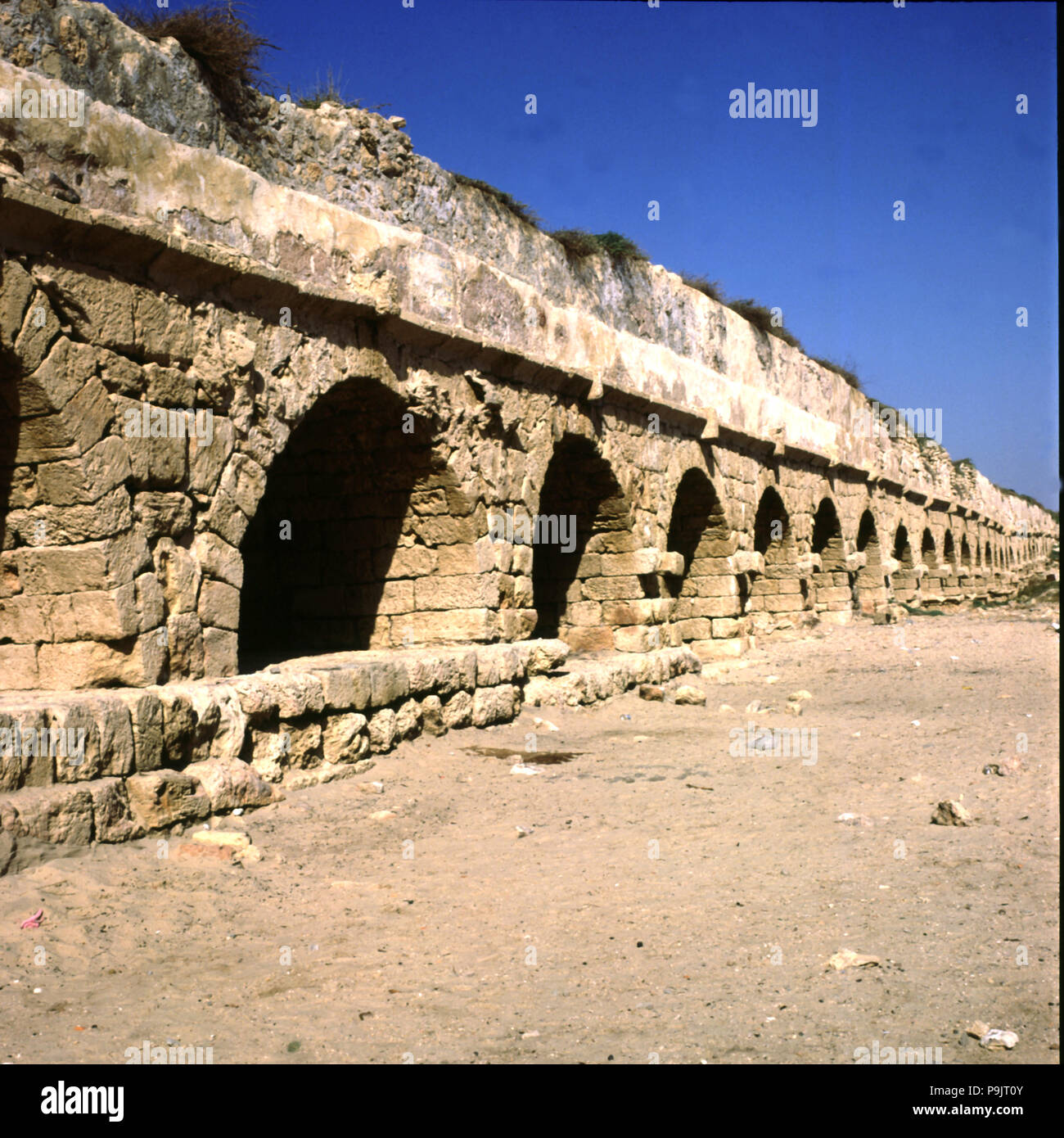 Reste der römischen Aquädukt von Caesarea Maritima. Stockfoto