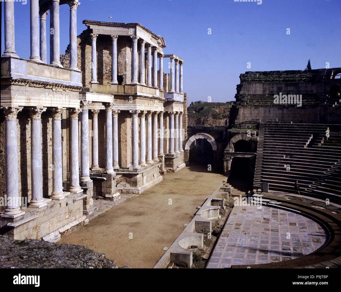 Das römische Theater von Merida, Detail der Szene namens "Orchester", hat zwei Etagen mit Spalten ... Stockfoto