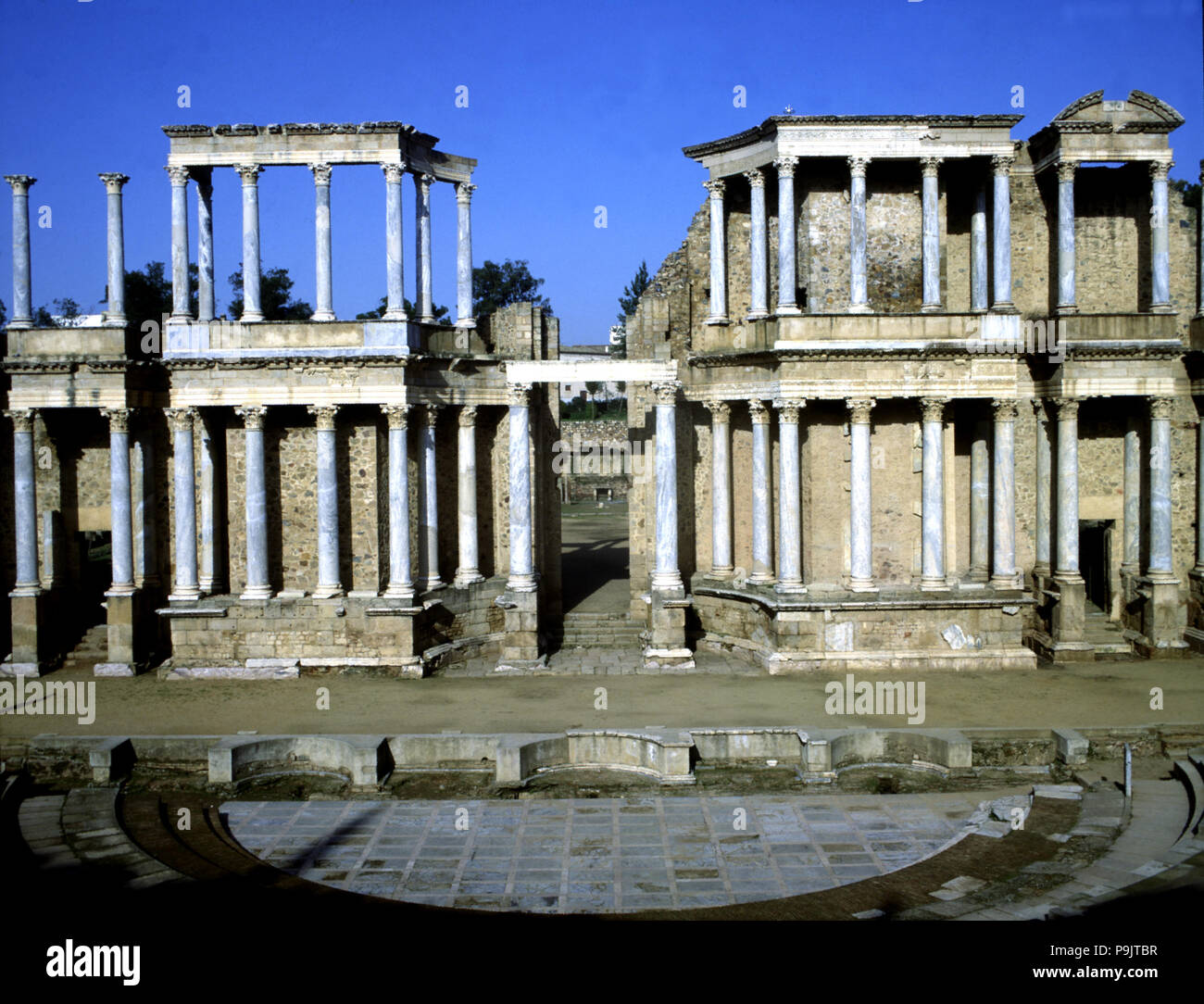 Blick auf die Bühne des römischen Theaters von Merida, die besteht aus zwei Etagen mit Säulen, 24 v. Chr. Stockfoto