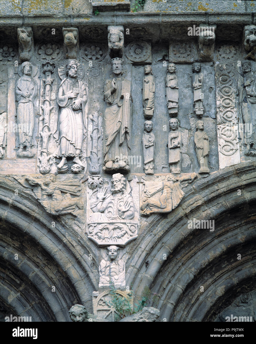 Kathedrale von Santiago, von 1103 datiert, Detail der Zahlen von Salvador und Santiago Apostel auf Th... Stockfoto