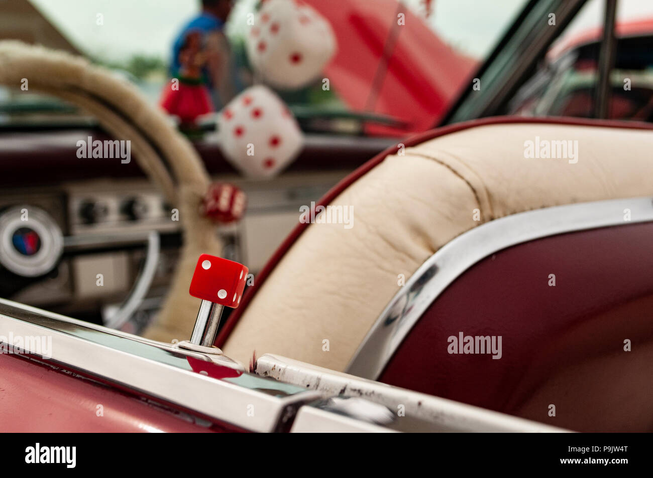 Klassische Cabrios an einem Auto Show in Kalifornien mit benutzerdefinierten Polsterung und Fuzzy dice. Stockfoto