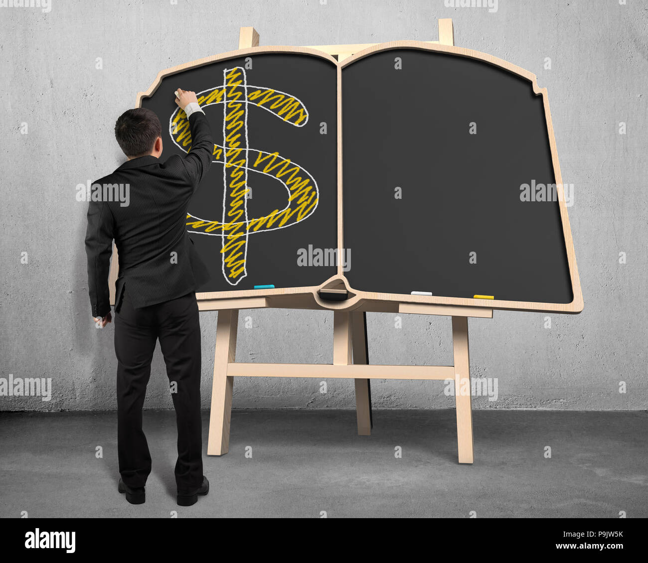 Geschäftsmann skizzieren Geld Symbol auf der Tafel Stockfoto