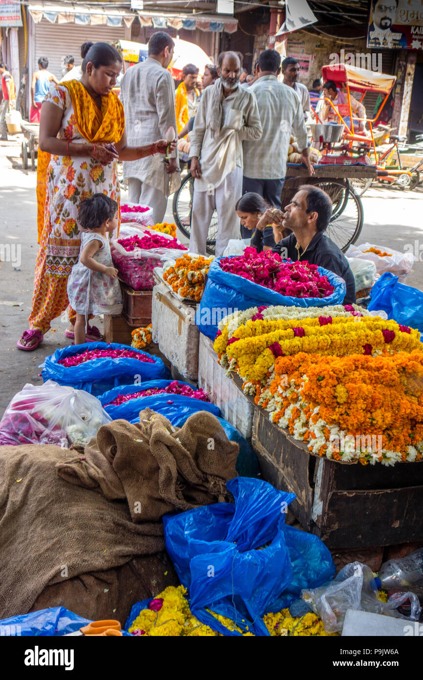 Indische Frau und kleines Mädchen in einem Blumenmarkt in der Altstadt von Delhi, Delhi, Indien Stockfoto
