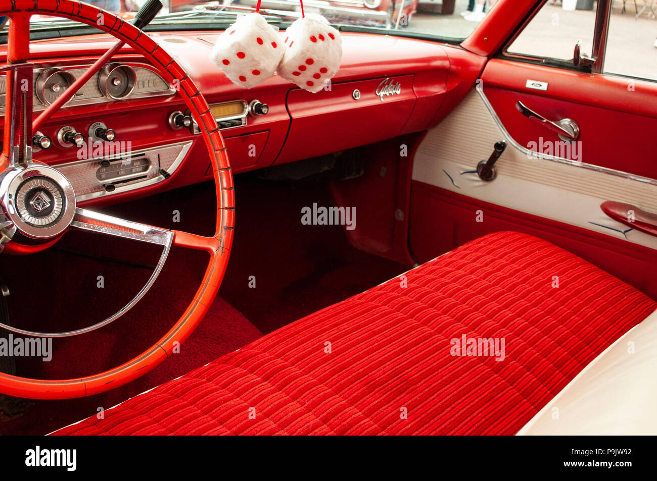 Klassische Cabrios an einem Auto Show in Kalifornien mit benutzerdefinierten Polsterung und Fuzzy dice. Stockfoto