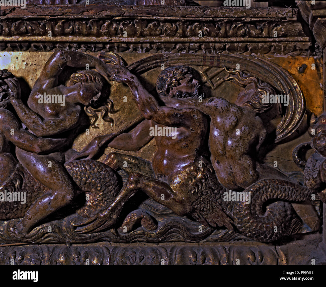 Fries in polychromed Holz, mit mythologischen Szenen, die zu den großen Altar der Kathedrale… Stockfoto