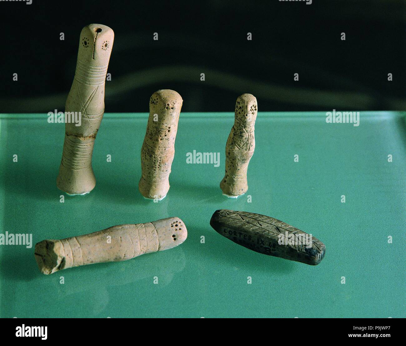 Tonfiguren, mit eingeschnittenen geometrischer Dekoration, zylindrisch, Leiter der Vogel (Cortes de Navarra). Stockfoto
