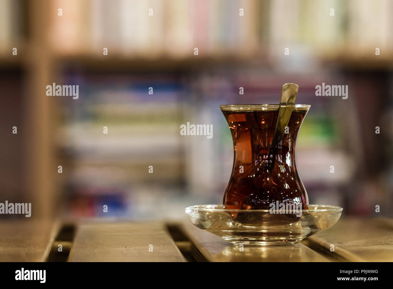Traditionellen türkischen Tee in dünnen Bauch Glas in Bibliothek Stockfoto