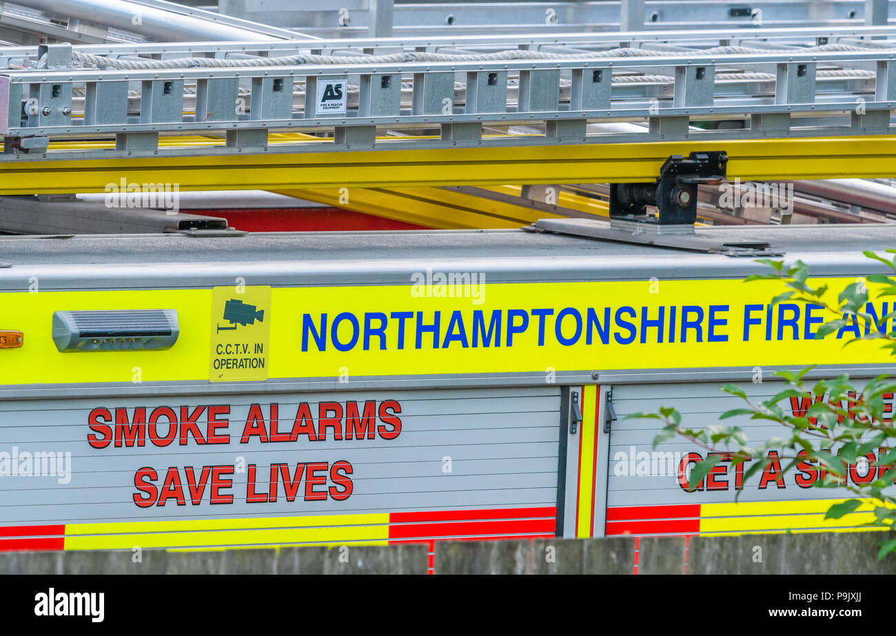Leiter an der Ausschreibung für ein Fahrzeug der Feuerwehr und Rettungsdienst Northamptonshire, England. Stockfoto