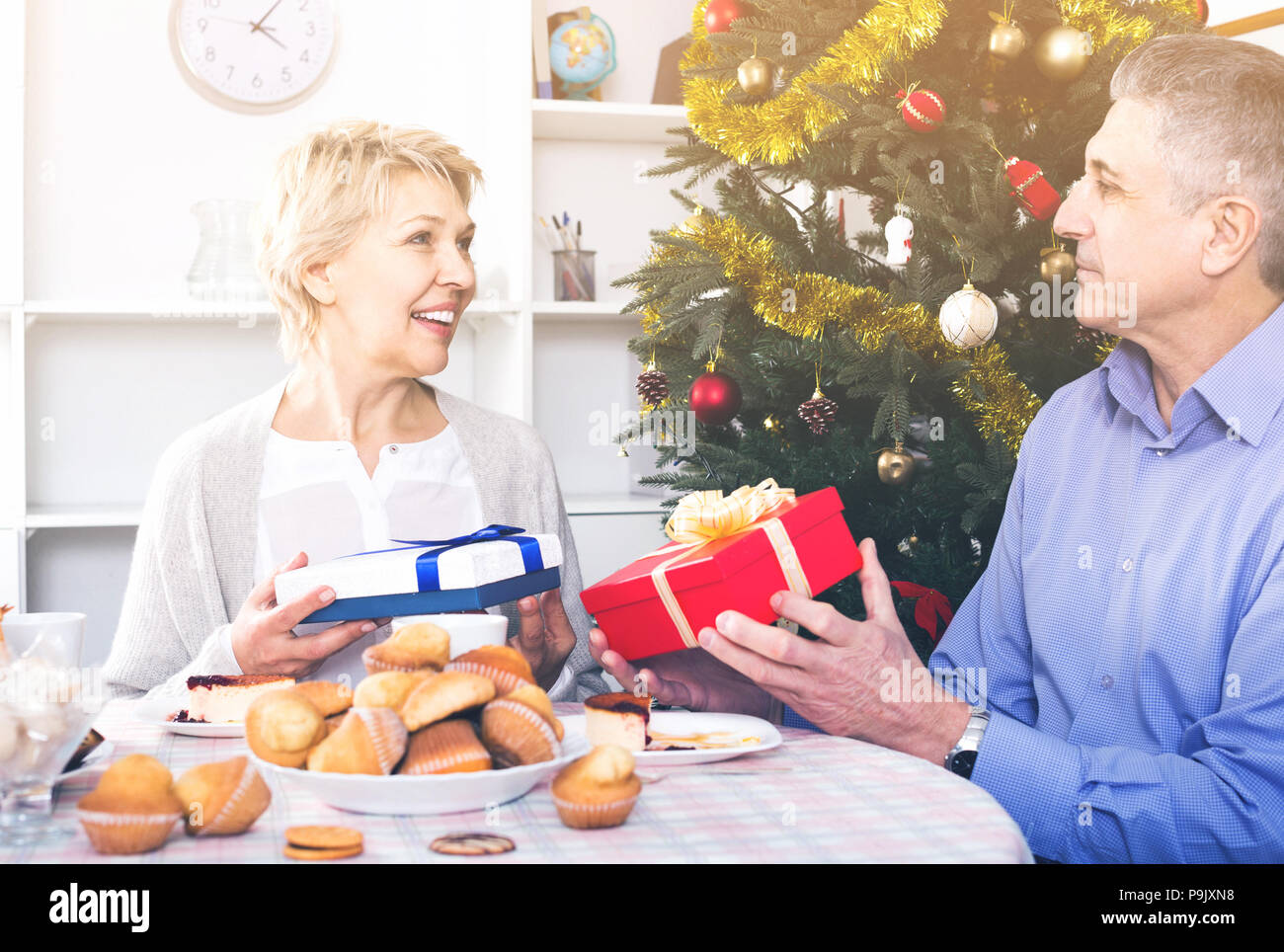 Mann Und Gluckliche Ehefrau Exchange Urlaub Geschenke Fur Weihnachten Und Neujahr Stockfotografie Alamy