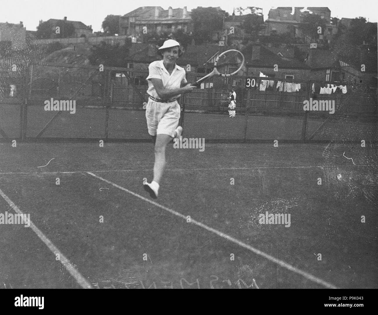 265 43080 SLNSW Frau Menzel Tennis in Shorts Stockfoto