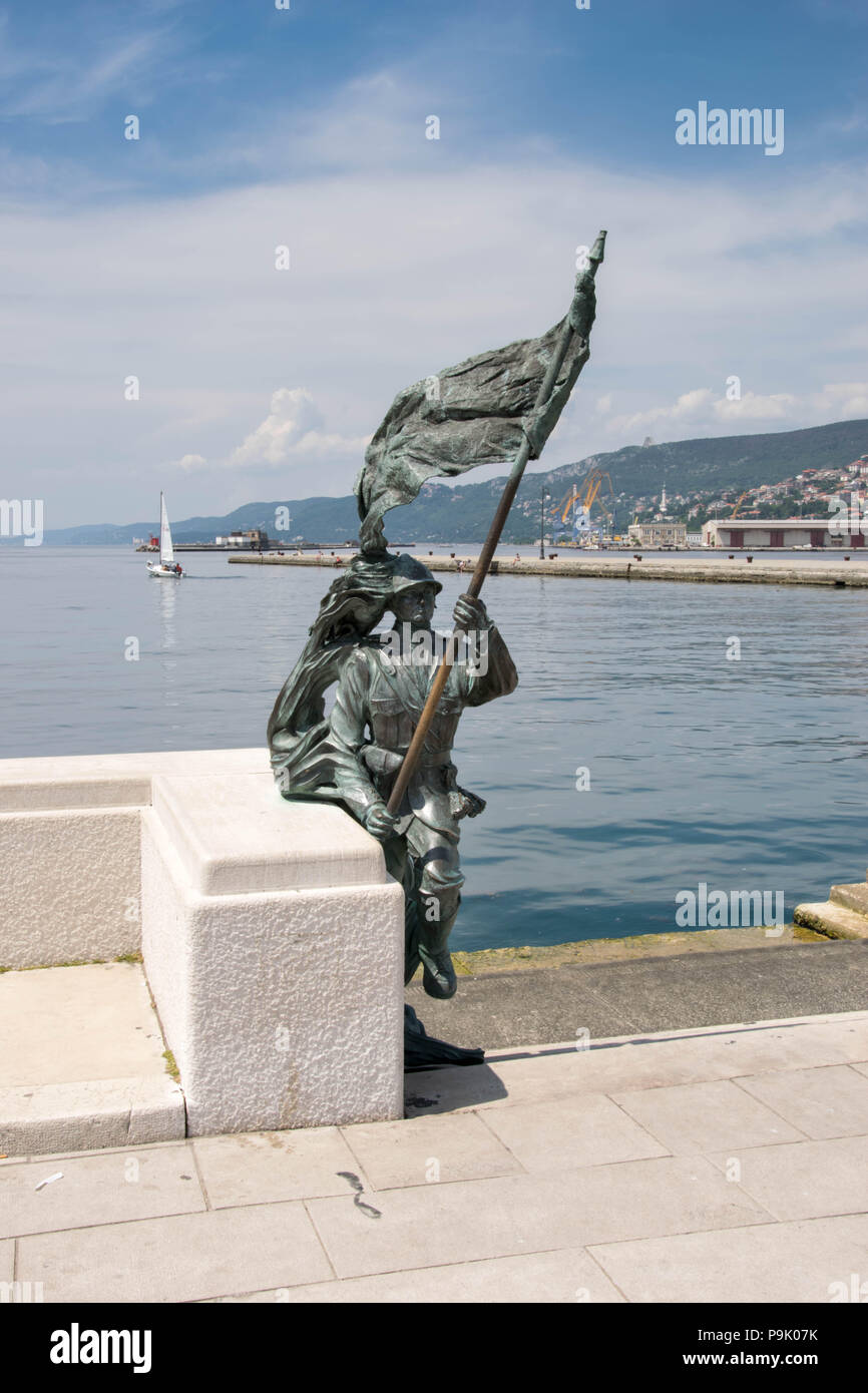 Europa, Italien, Triest - eine der Zahlen von Scala Reale Denkmal in Triest, in der Nähe von dem Molo Audace. Stockfoto