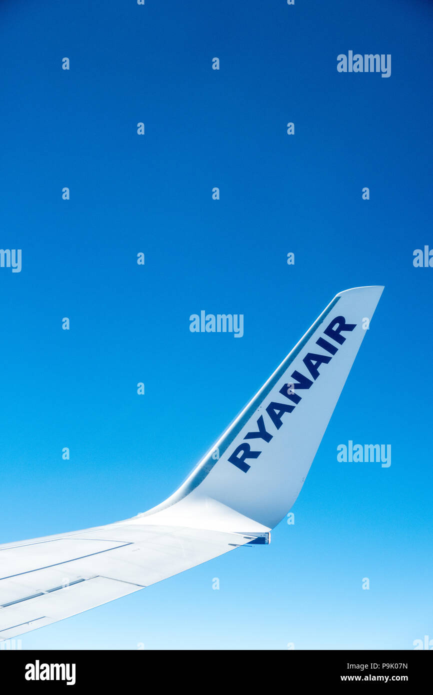 Ryanair Flugzeugflügel und blauer Himmel Stockfoto