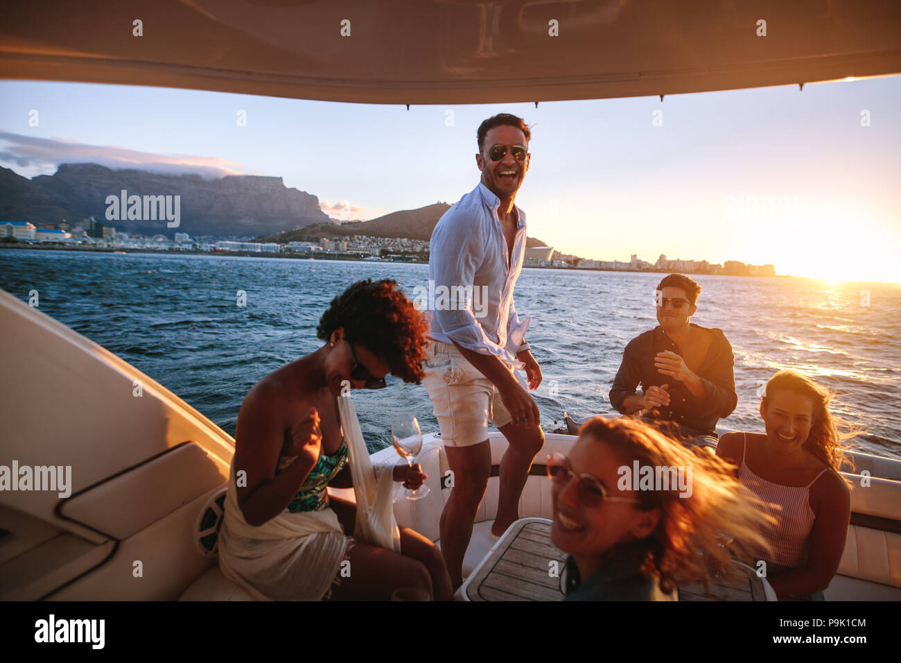 Gerne Freunden trinken und Spaß im Boot Party. Junge reiche Leute Sonnenuntergang boot Party. Stockfoto
