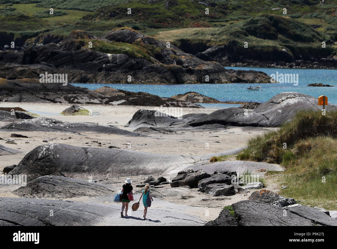 Menschen auf Derrynane Beach in Kerry als das gute Wetter fort. Stockfoto