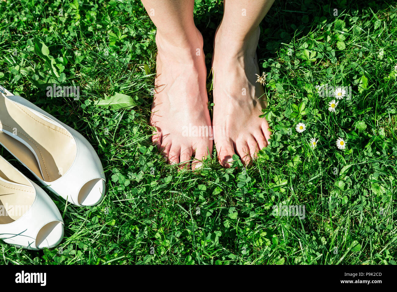 Barfuß Braut auf Gras im Sommer Stockfotografie - Alamy