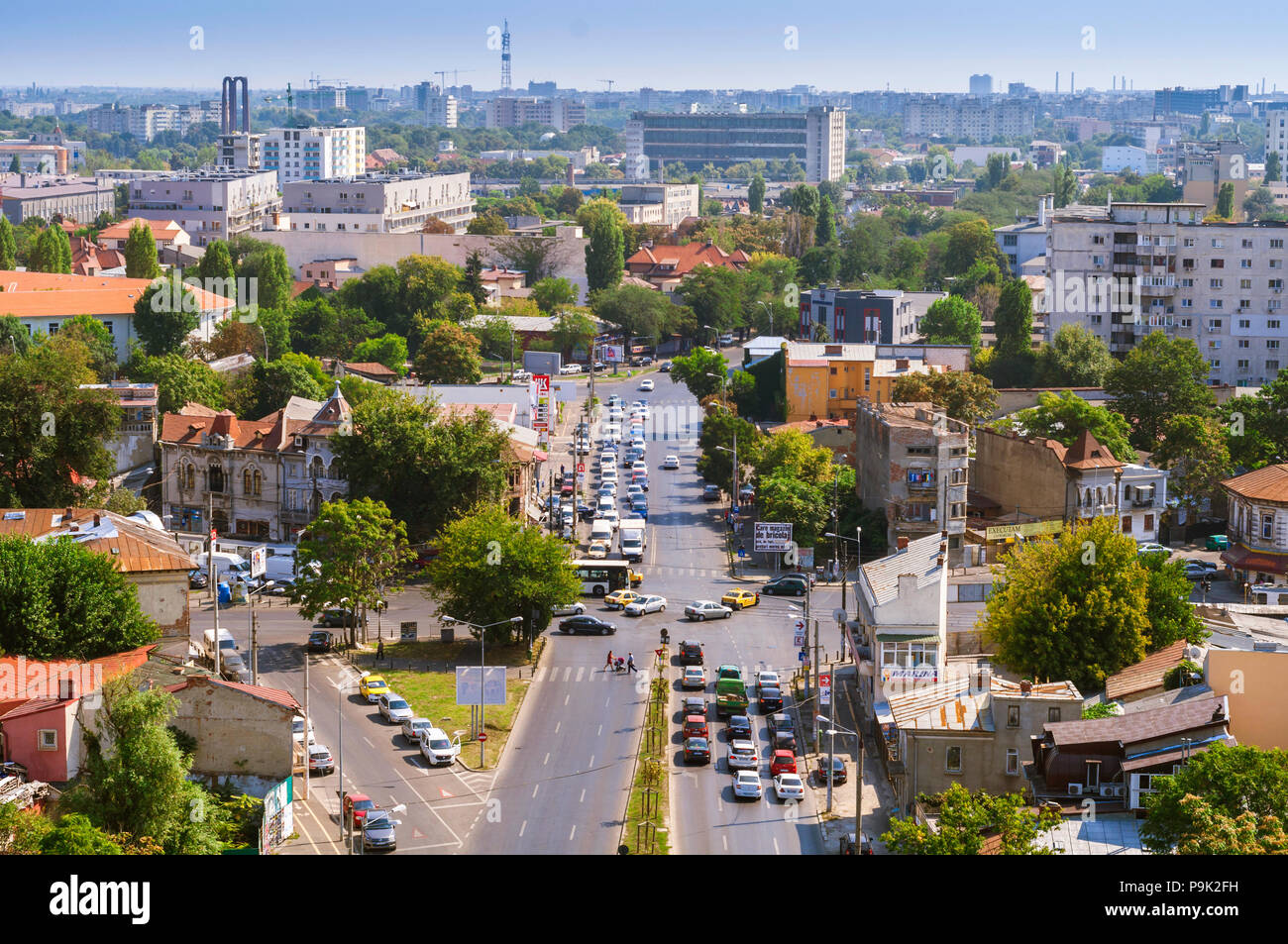 Bukarest, Rumänien - 15. September 2016: Luftaufnahme eines kleinen Rahova Nachbarschaft und Carol Park in Bukarest. Alte und neue Häuser auf Tudor Stockfoto
