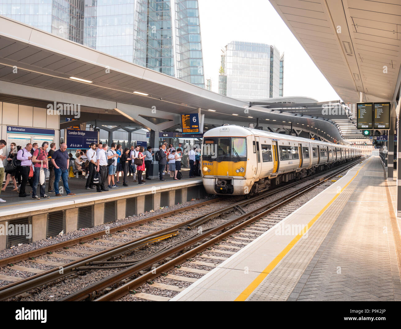 Pendler auf der Plattform Bahnhof London Bridge, Großbritannien Stockfoto