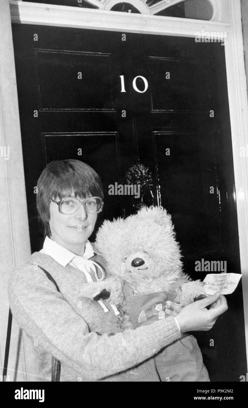 Premierministerin Margaret Thatcher's Teddybär - in Großbritannien vor etwa 50 Jahren gemacht - Ohne 10 Downing Street in London für seine neue Heimat im Museum von Lincolnshire Leben. Humphrey Begleitung seiner neuen Wohnstätte ist die Kuratorin des Museums, Catherine Wilson. * Für Provs nur verwenden Stockfoto