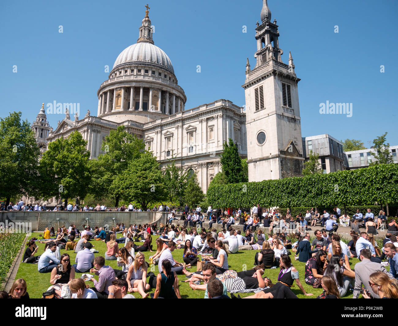 Büro Arbeitnehmer während ihrer Mittagspause vor der St Paul's Cathedral, London, UK Stockfoto