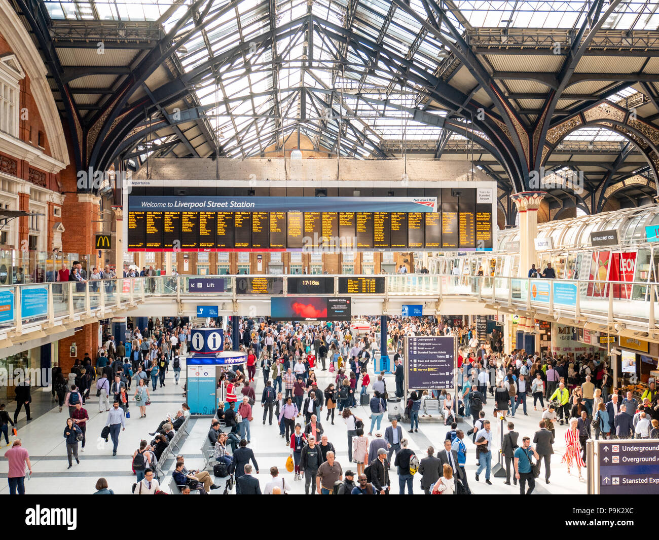 Liverpool Street Station während des Nachmittags rush hour, London, UK Stockfoto