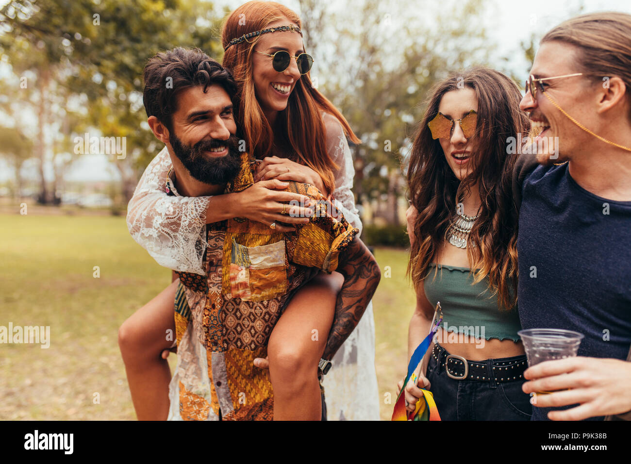 Gruppe von jungen Leuten im Park für Music Festival. Männer und Frauen in Music Festival und Spaß haben. Stockfoto