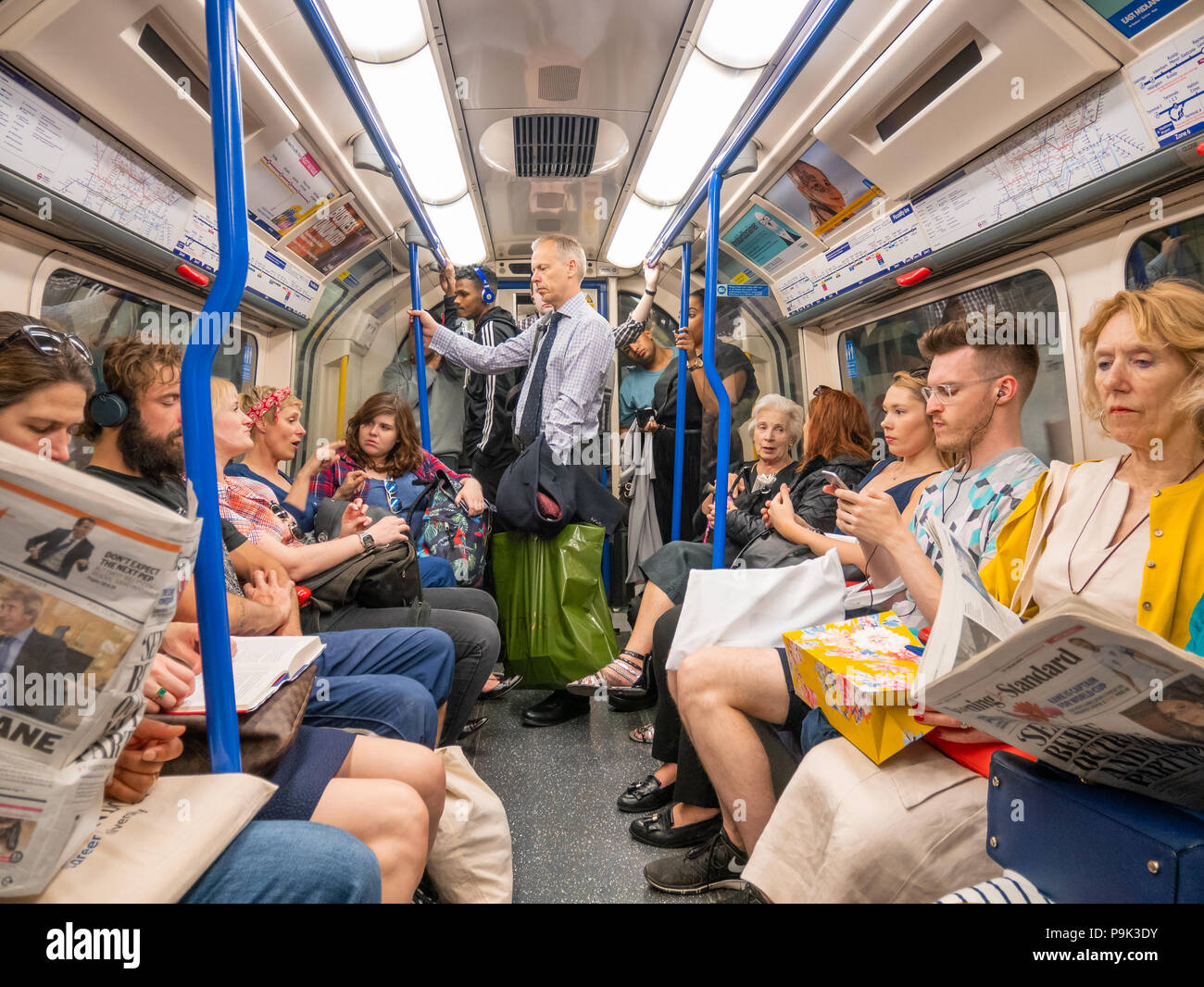 Überfüllte U-Bahn Wagen, Großbritannien Stockfoto