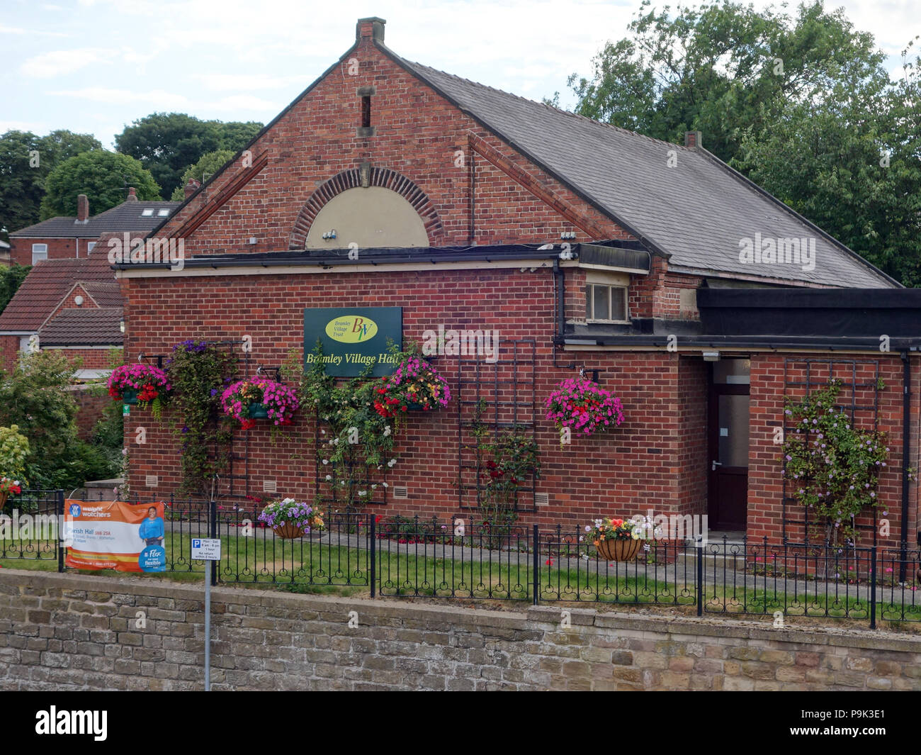 Bramley in Rotherham Dorf Halle und meetig. Gut gepflegt, gut gepflegt, Blumen und hängende Körbe im Herzen des Dorfes im Süden Yorks Stockfoto