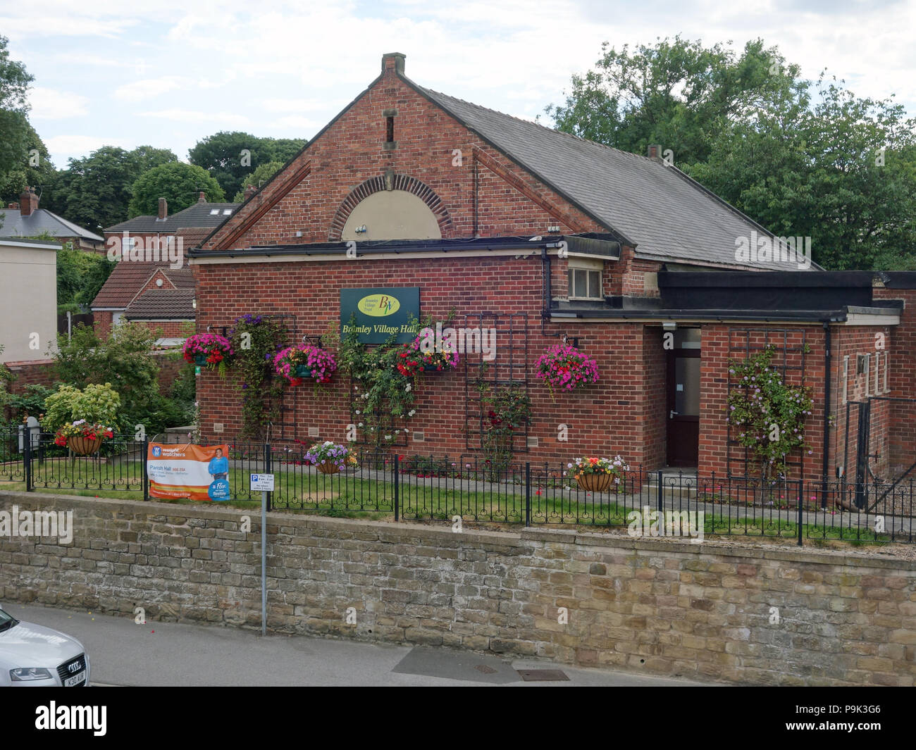 Bramley in Rotherham Dorf Halle und meetig. Gut gepflegt, gut gepflegt, Blumen und hängende Körbe im Herzen des Dorfes im Süden Yorks Stockfoto
