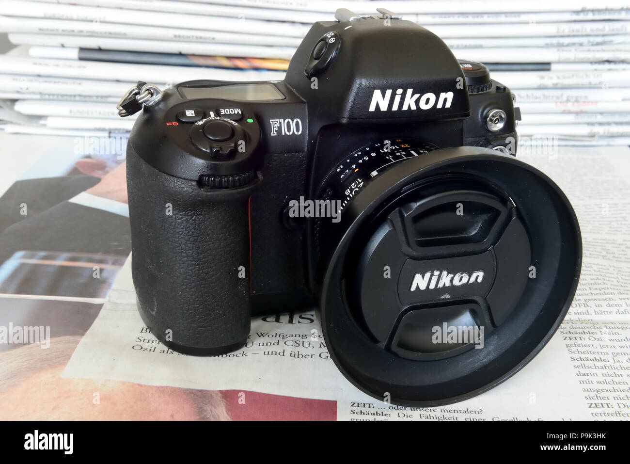 Nikon F100 mit 20mm-mm-Objektiv. Die Nikon F100 ist eine semi-professionelle analoge Spiegelreflexkamera, die vom japanischen Kamerahersteller Nikon produziert wird Stockfoto
