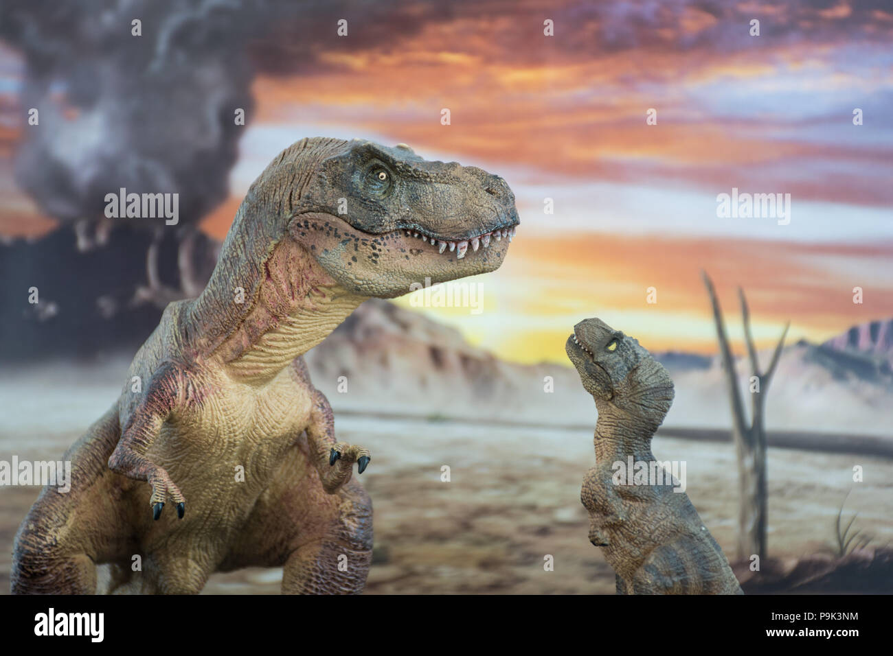 Tyrannosaurus rex mit Baby-T-Rex mit Jurassic land im Hintergrund Stockfoto