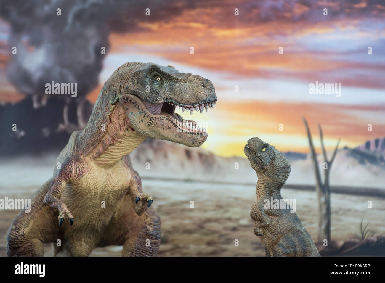 Tyrannosaurus rex mit Baby-T-Rex mit Jurassic land im Hintergrund Stockfoto