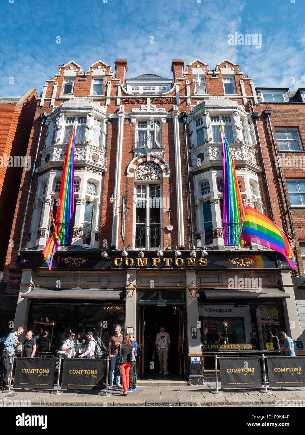Gay rainbow Flags außerhalb Comptons Pub in der Old Compton Street, Soho, London, UK Stockfoto